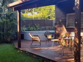 Maison cosy avec piscine, hotel v destinaci La Possession