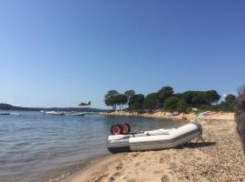 Mini villa pour 4 a 300M de la plage avec piscine, hotel in Zonza