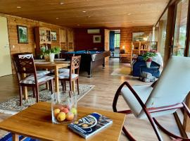 Laimjala Guesthouse with a Cozy Lounge and Terrace, hostal o pensión en Kurdla