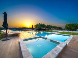 Mythic Olive villa - Heated Pool - Amazing view, hotel en Perivólia