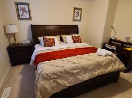 Beautiful Master Bedroom, TV, Wi-fi, Laundry, Parking, place to stay in Cambridge