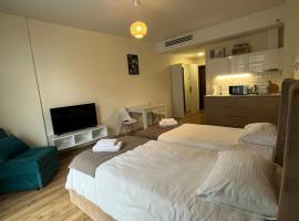Alex Tours Apartment: Batum'da bir otoparklı otel