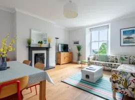 Manacles - Spacious flat near beach with sea views & parking