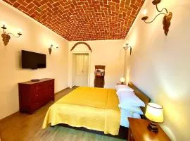 Exquisitely renovated and centrally located apartment with free parking