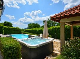 Villa Bisko with heated pool & jacuzzi, cabaña o casa de campo en Trilj