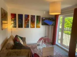Warm & Cosy Homely 4 BDR Chesterton House w High Speed WIFI, Big Garden & Free Parking