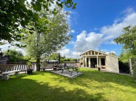 NEW - Private Cabin - on a lake near Amsterdam, sumarhús í Vinkeveen