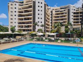 Amazing Apartment in Raanana & Swimming pool and Jacuzzi, hotell i Ra‘ananna