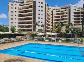 Amazing Apartment in Raanana & Swimming for 4 guests pool and Jacuzzi, מלון ברעננה