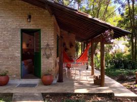 Casa charmosa em condomínio arborizado, nyaraló Nova Limában