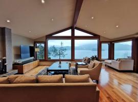 Deep Cove Stunning Waterfront Whole House, готель у місті Норт-Ванкувер