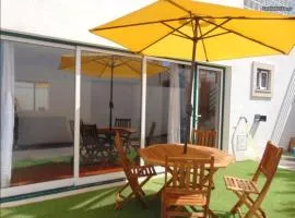 Casinha Rés do Chão na Nazaré com Quintal e Barbecue