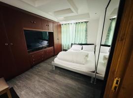 UNIQUE ROOMS! 4beds double bed, B&B di Farnworth