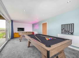 Snug House, sleeps 12 with hot tub on Retallack Resort, hotel v destinaci Saint Columb Major