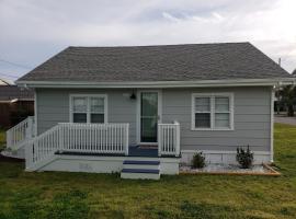 Kure Beach Cottage-Fully Updated--1 block- welcome dogs for modest fee, bolig ved stranden i Kure Beach