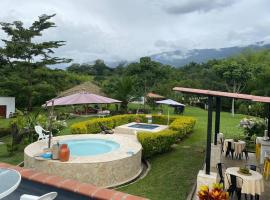 Finca Campestre parcelación Caminos del Cartama. Támesis, Antioquia., cabaña o casa de campo en Támesis