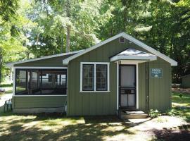 Twin Birch Resort - The Green Laker Cabin, hotell i Honor