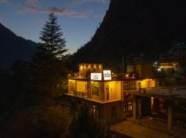 Nomads Hostel, svečius su gyvūnais priimantis viešbutis mieste Kasol