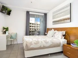 Marina View Queen Bed Studio Apartment Pool & Gym