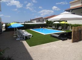 Modern island apartment with pool 80 meters from the sea A, lägenhet i Ždrelac
