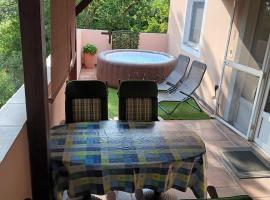 Apartment Simona - Extra comfort with large terrace and jacuzzi, hôtel à Barbariga