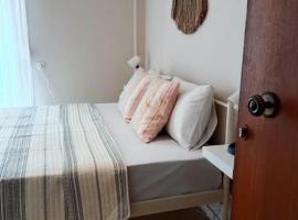 Cherry - HappyHostGr - Downtown Apartment, παραθεριστική κατοικία στον Βόλο