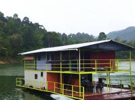 Houseboat Sinar Belum، فندق في غيريك