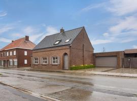 Gezellige woning in Oostnieuwkerke、Stadenのホテル