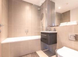 Apartment Thirty Three Staines Upon Thames - Free Parking - Heathrow - Thorpe Park, hotel in Staines