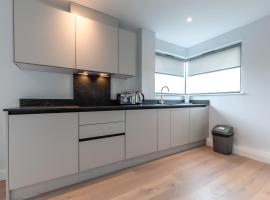 Apartment Forty Staines Upon Thames - Free Parking - Heathrow - Thorpe Park, sumarhús í Staines