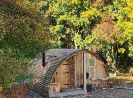 Fox Lodge at Heygates Lodging - with hot tub, orlofshús/-íbúð 