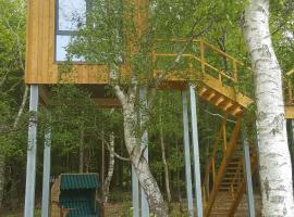 Kleines Baumhaus für Zwei, hotel in Nordholz