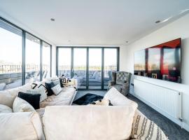 Luxurious 2-Bedroom Penthouse Apartment with Stunning Glass-Wall Views in Barnsley Town Centre，巴恩斯利的飯店
