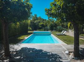 L'ancien poulailler- The Old Hen House, hotel dengan kolam renang di Saint-Saturnin-dʼApt