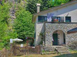 Villa con bosco giardino e ruscello ad uso esclusivo, hotel v destinácii Borzonasca