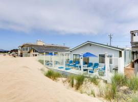 Between the Dunes Breezy Beachfront Oceano Home!, пляжный отель в городе Ошено