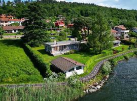 Casa Gaiani Villetta in riva al lago vista mozzafiato, hotel in zona Lago di Comabbio, Varano Borghi