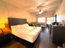 Mountain Harbor King Guest Room on Lake Ouachita, pet-friendly hotel in Mount Ida