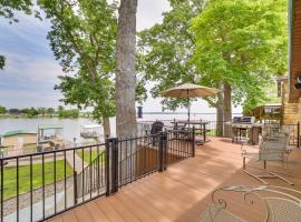 Pet-Friendly Grove Vacation Rental with Boat Dock!, villa i Grove