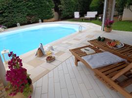 Celestial Azure Villa, your Athenian Country House Retreat, מלון במרקופולון