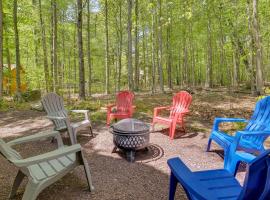 Fire Pit, Kayak and Gas Grill Pocono Lake Home!, hotel v destinaci Pocono Lake