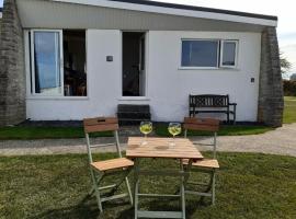 Chalet 18 Widemouth Bay Holiday Village, holiday rental in Bude