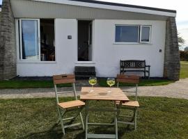 Chalet 18 Widemouth Bay Holiday Village, hotel with pools in Bude