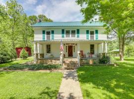 Marshall Cottage on 1895 Tobacco Farm with Hot Tub!, hotel a Mars Hill