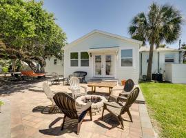 Chic Coastal Cottage with Fire Pit Walk to Pier!, hotel v mestu Saint Augustine Beach