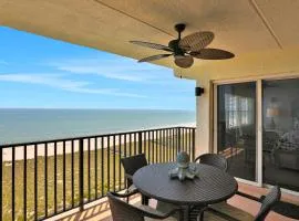 Ocean-view condo with a scenic balcony & W/D - pool and beach access