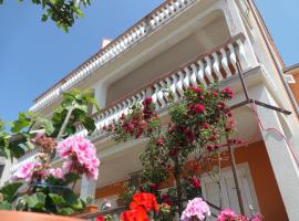 Apartments and Rooms Juki, hotel i Senj