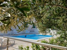 Holiday House M&A&K with swimming pool, villa en Kastel Stafilic
