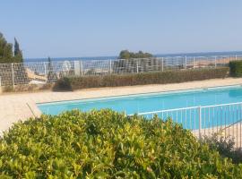 2 pièces dans résidence avec piscine & tennis ouverts l'été, parking privé et arrivee autonome, nhà nghỉ dưỡng gần biển ở Fleury