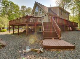 Huge Deck Stunning Pocono Lake Vacation Rental!, Hotel in Pocono Lake